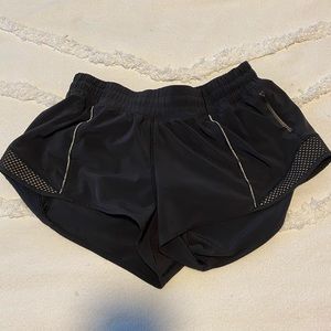 Lululemon Hotty Hot Low Rise Short 2.5" - size 8